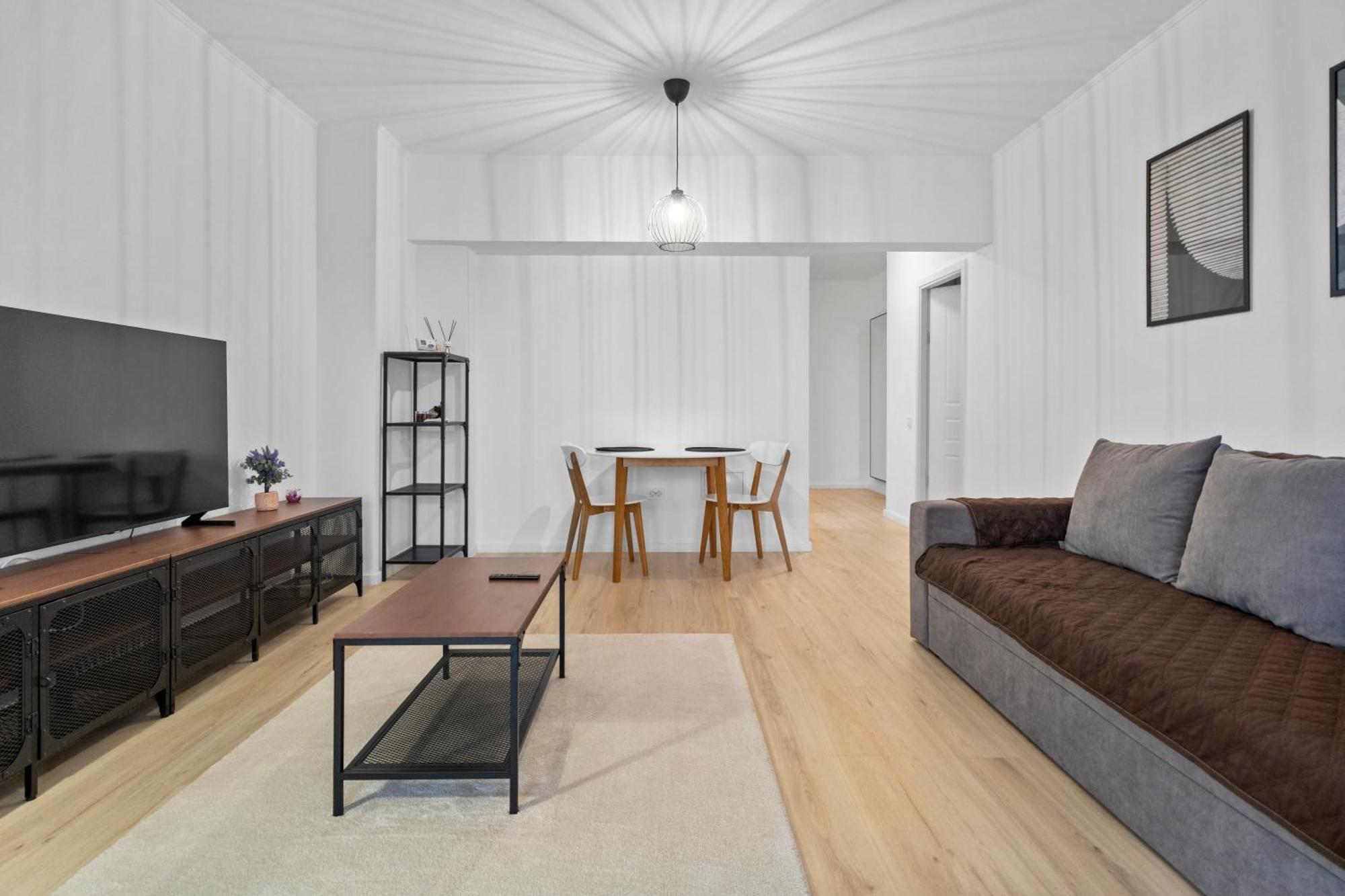 High-end With Panoramic View, Parking & Pool *